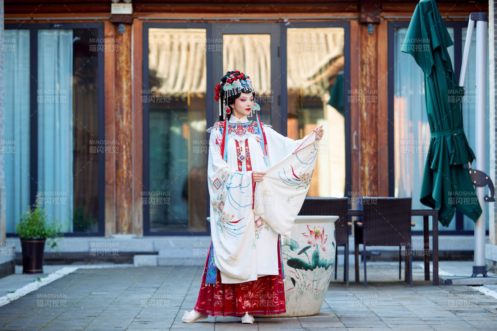 身穿國潮戲曲服飾進行表演的中國美女