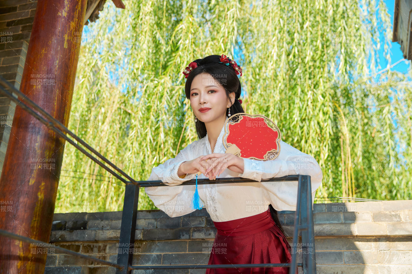 穿著中國漢族服飾馬面裙的東方女性