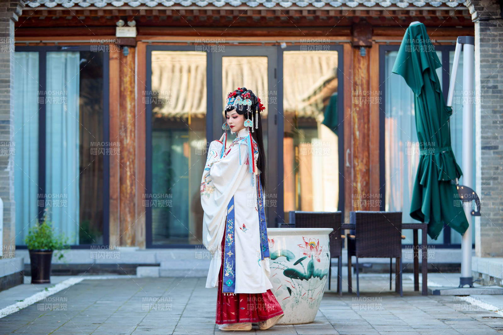 身穿國潮戲曲服飾進行表演的中國美女