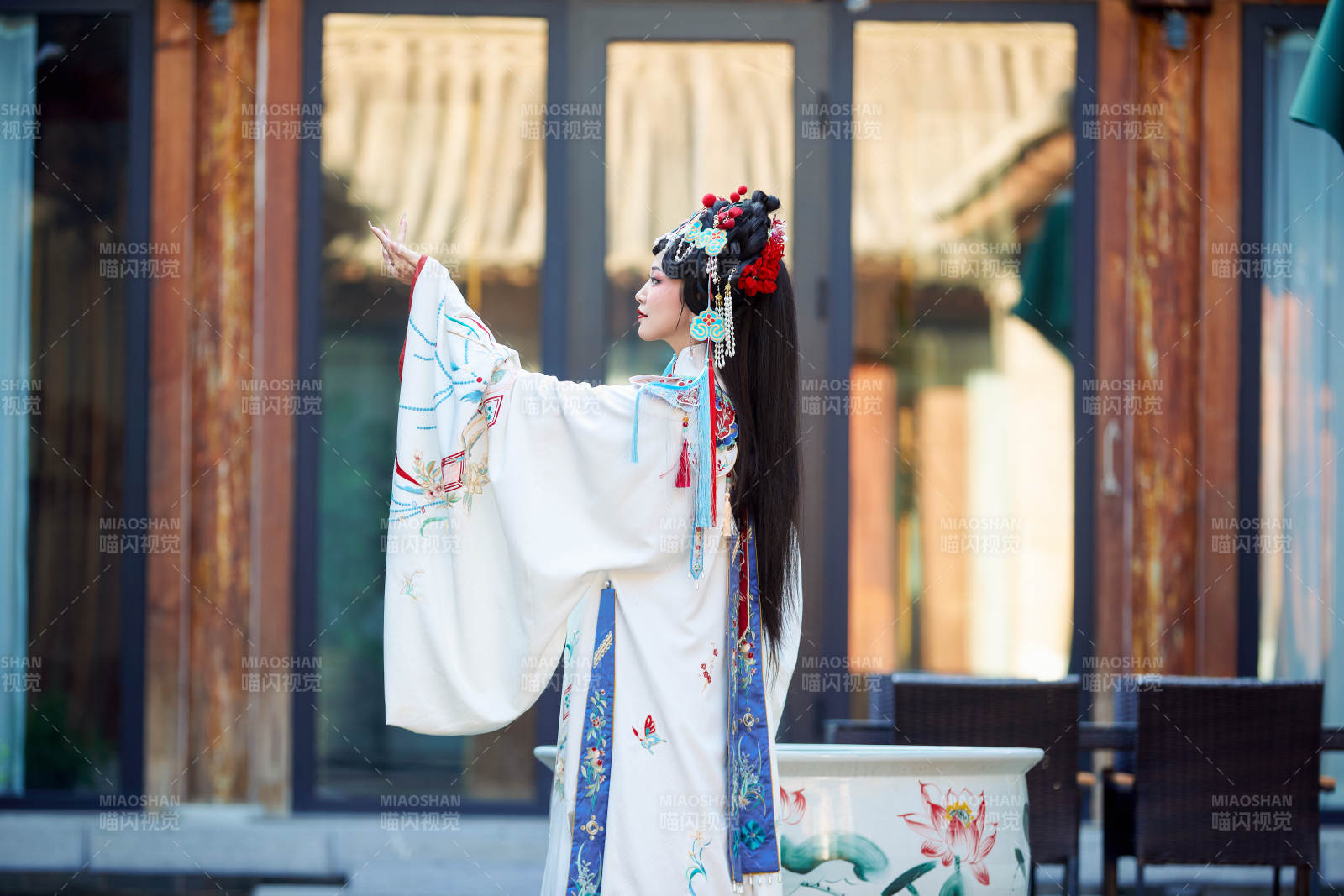 身穿國潮戲曲服飾進行表演的中國美女