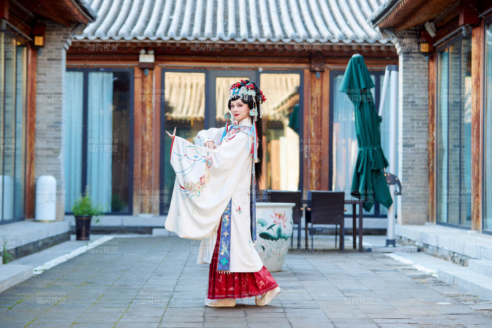 身穿国潮戏曲服饰进行表演的中国美女