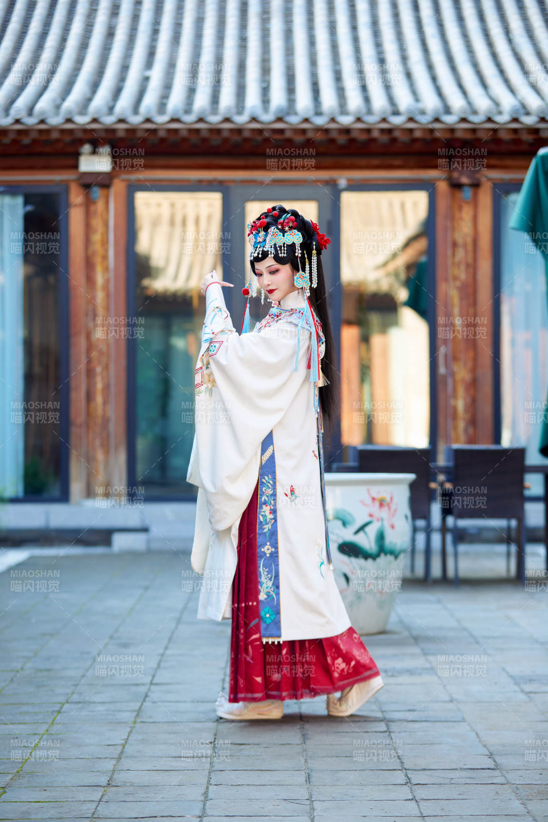 身穿國潮戲曲服飾進行表演的中國美女