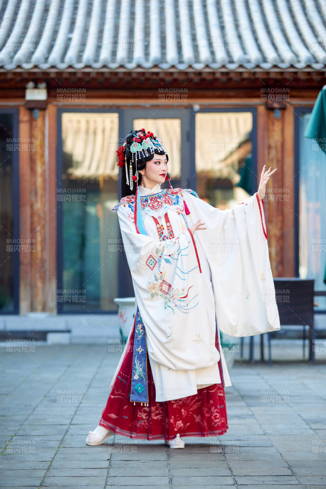 身穿國(guó)潮戲曲服飾進(jìn)行表演的中國(guó)美女