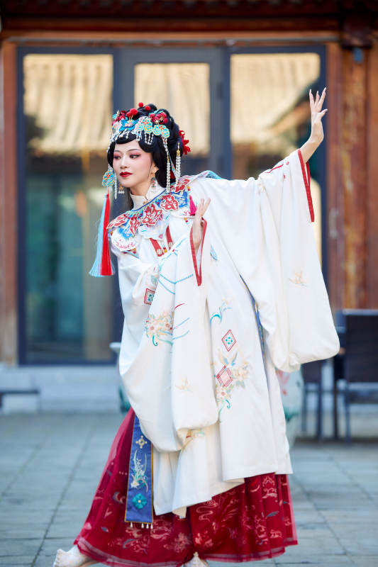 身穿国潮戏曲服饰进行表演的中国美女