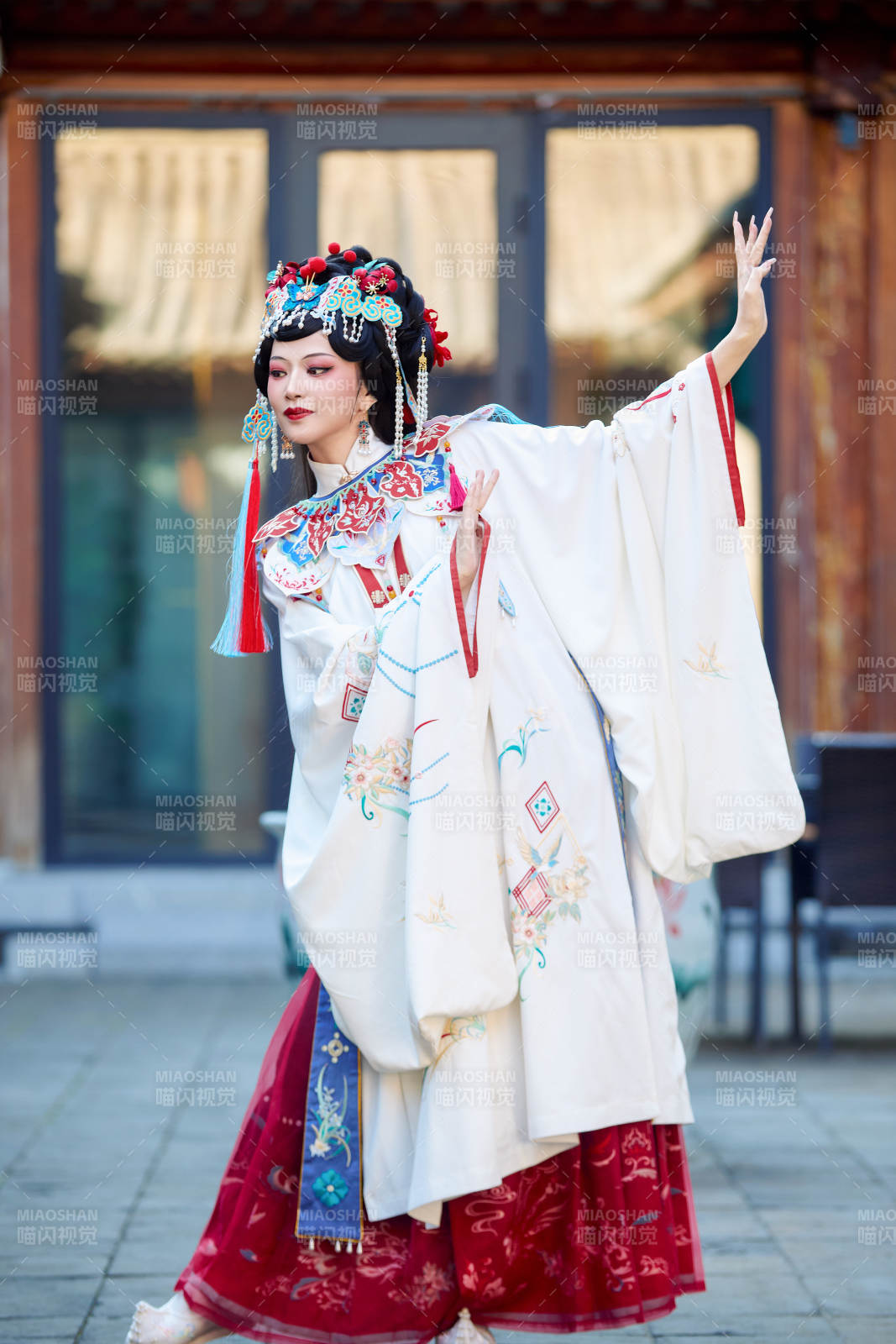 身穿國潮戲曲服飾進行表演的中國美女