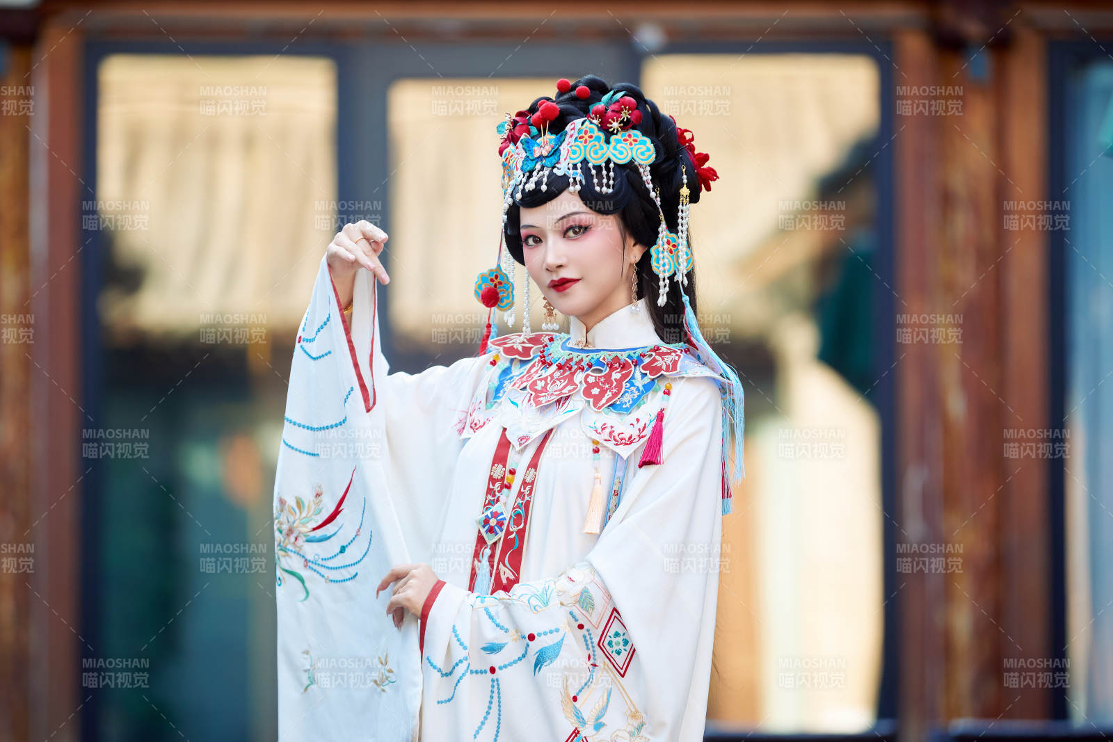 身穿國潮戲曲服飾進行表演的中國美女