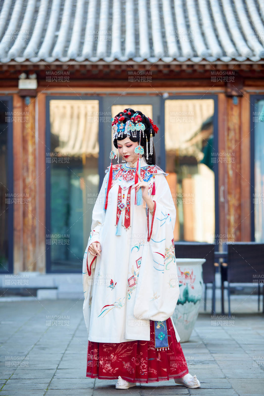 身穿國潮戲曲服飾進行表演的中國美女