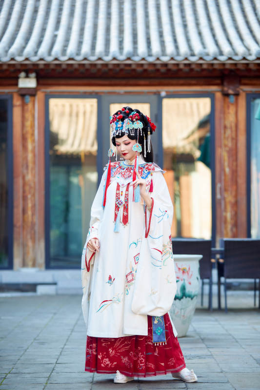 身穿国潮戏曲服饰进行表演的中国美女