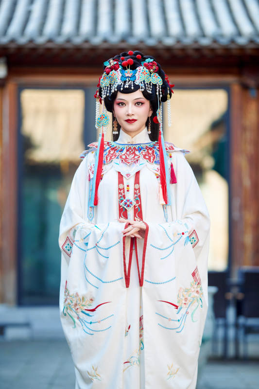 身穿国潮戏曲服饰进行表演的中国美女