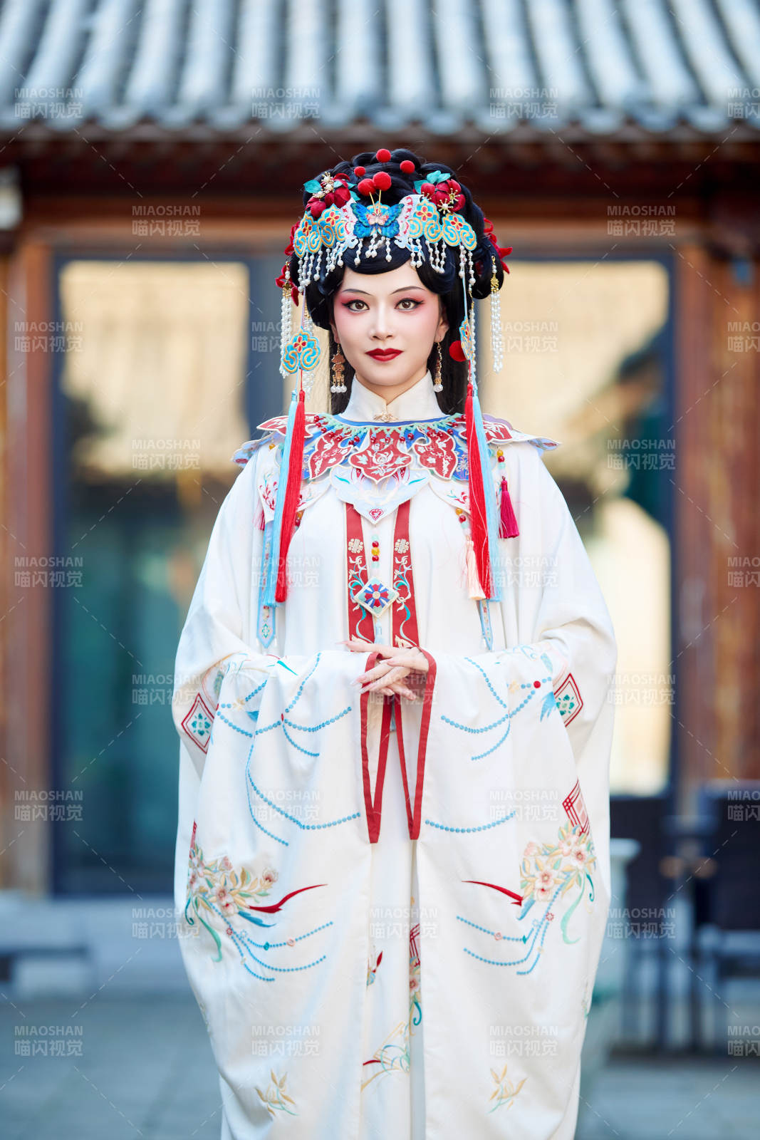 身穿国潮戏曲服饰进行表演的中国美女