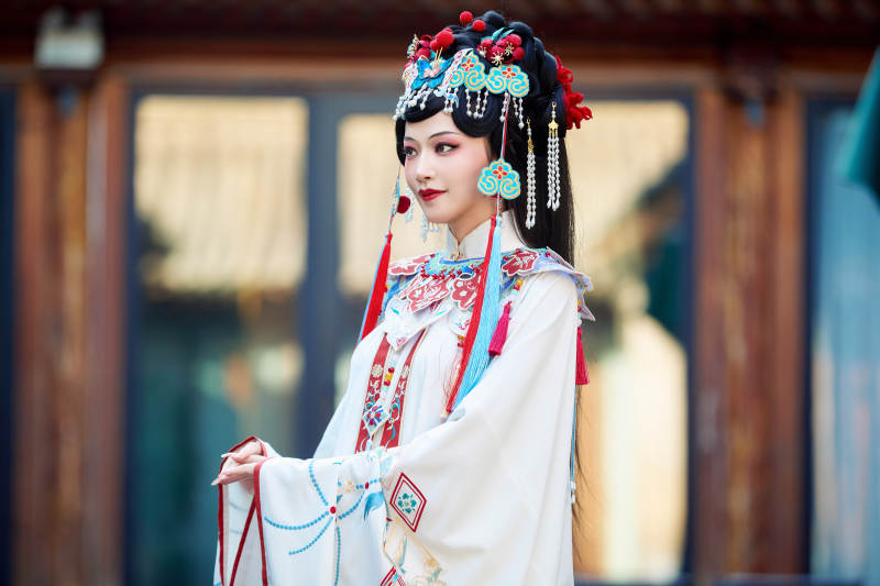 身穿国潮戏曲服饰进行表演的中国美女