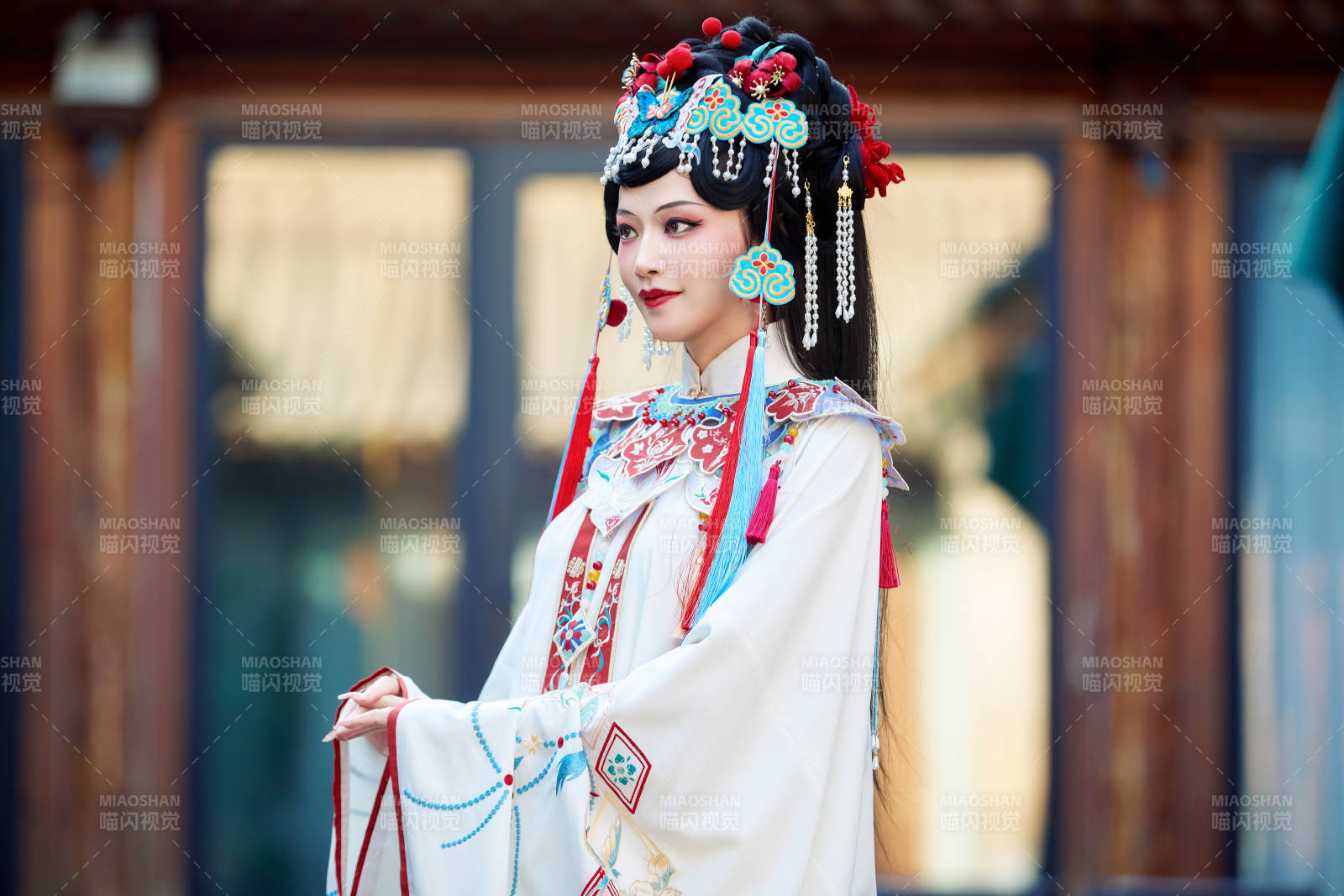 身穿国潮戏曲服饰进行表演的中国美女