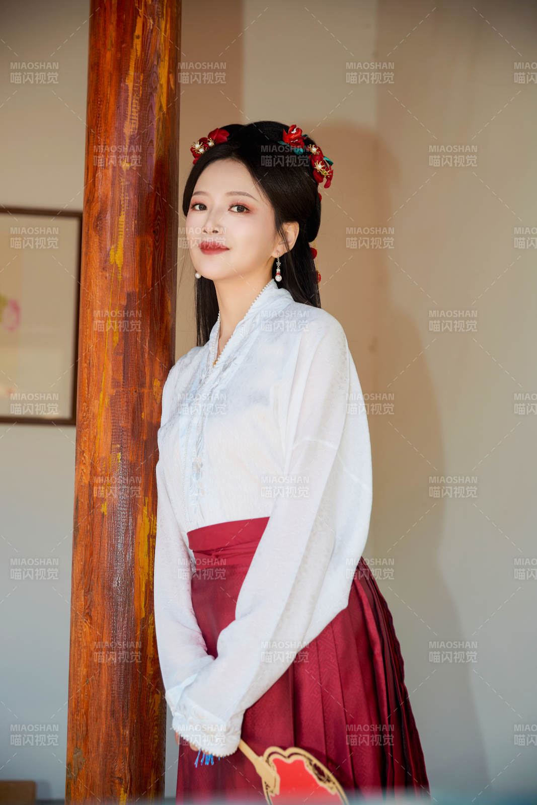 穿著中國漢族服飾馬面裙的東方女性