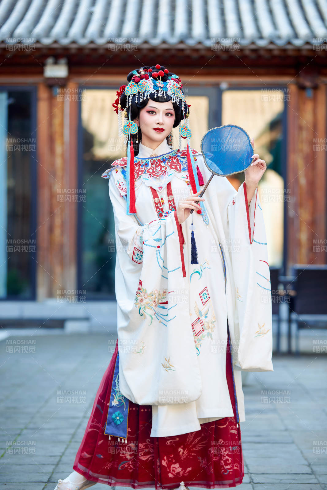 身穿國潮戲曲服飾進行表演的中國美女