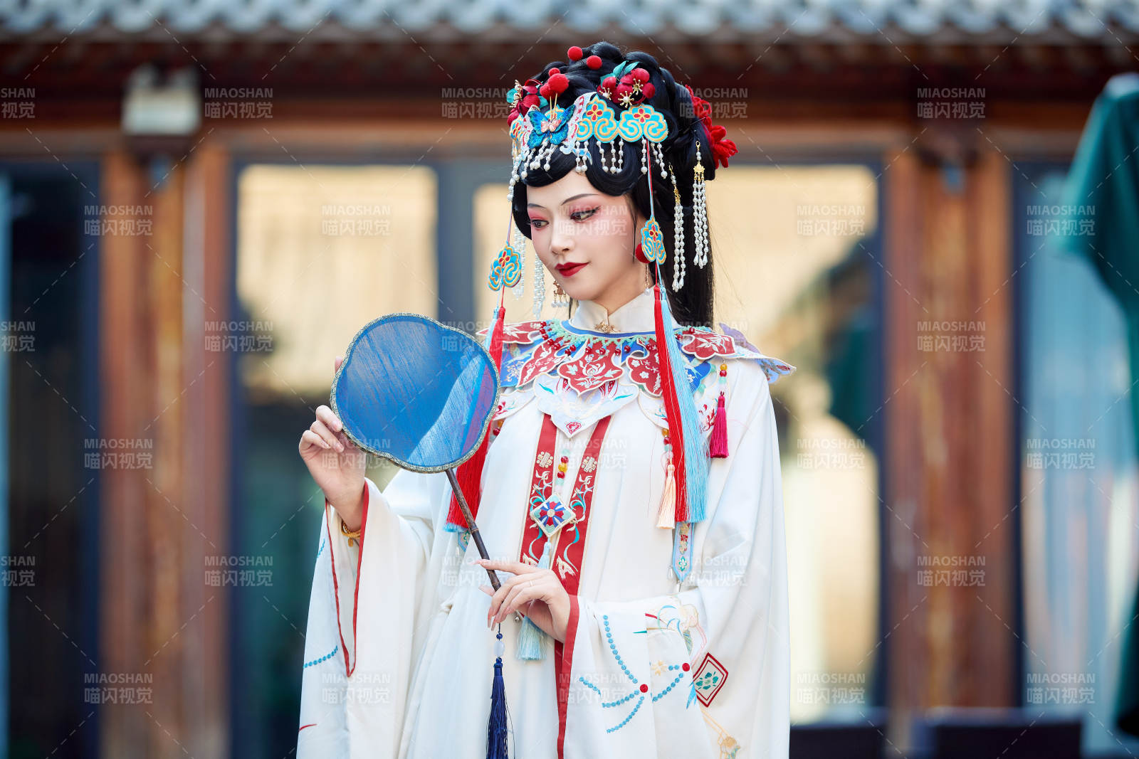 身穿國潮戲曲服飾進(jìn)行表演的中國美女