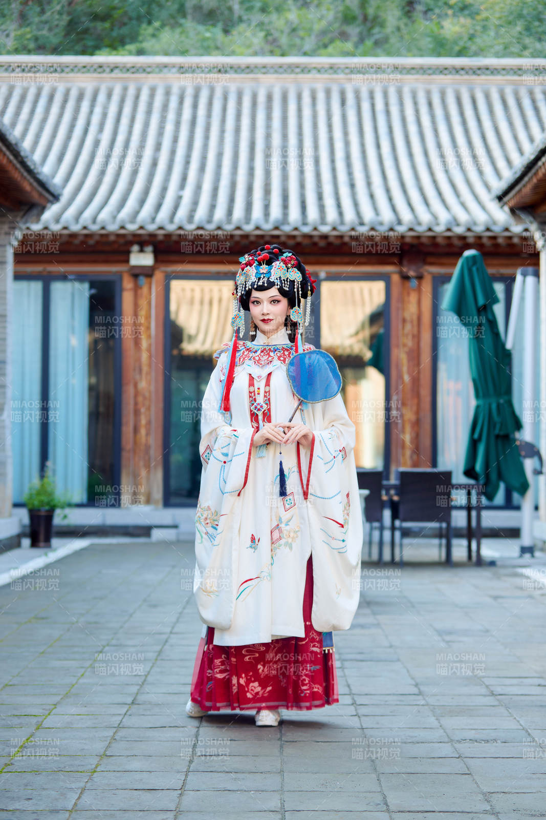 身穿國潮戲曲服飾進行表演的中國美女