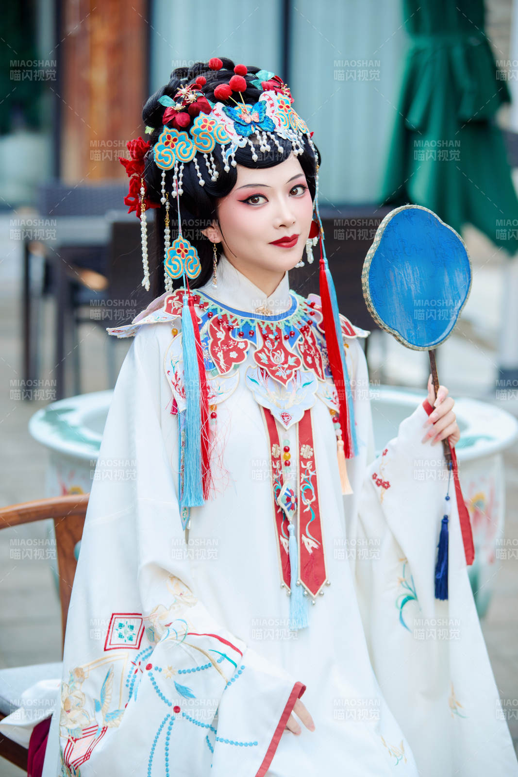 身穿國潮戲曲服飾進行表演的中國美女