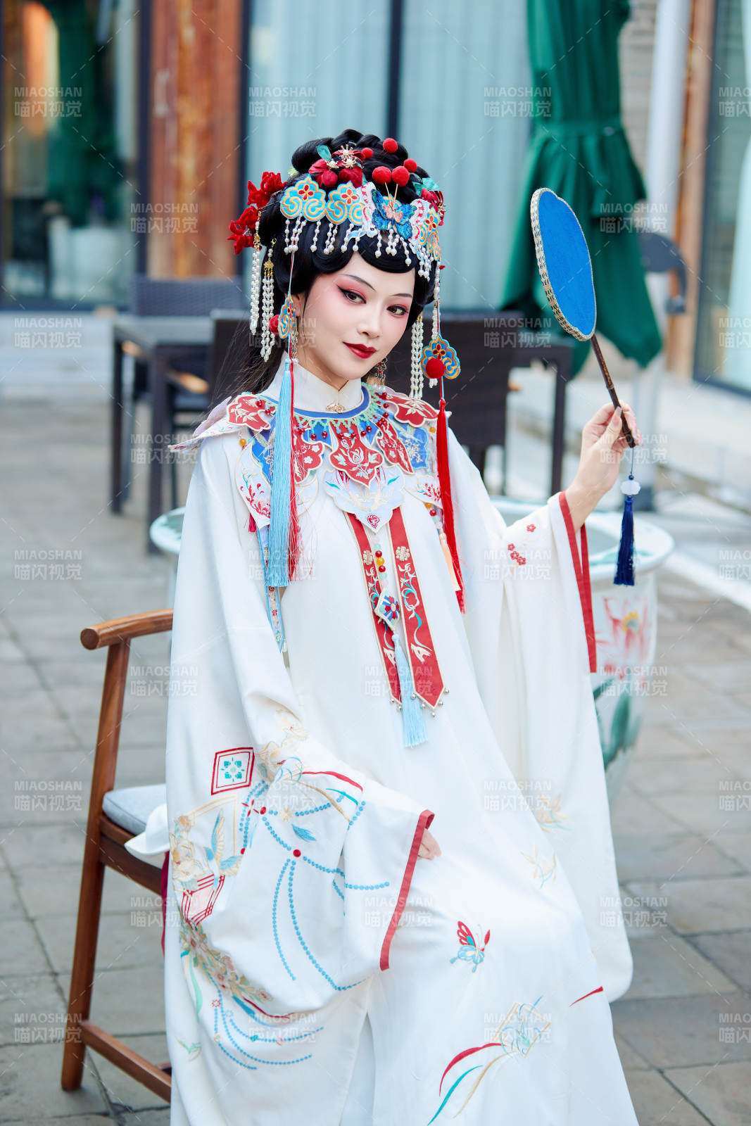 身穿國潮戲曲服飾進行表演的中國美女