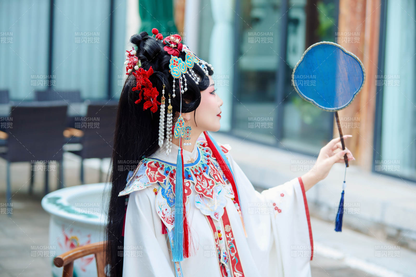 身穿国潮戏曲服饰进行表演的中国美女