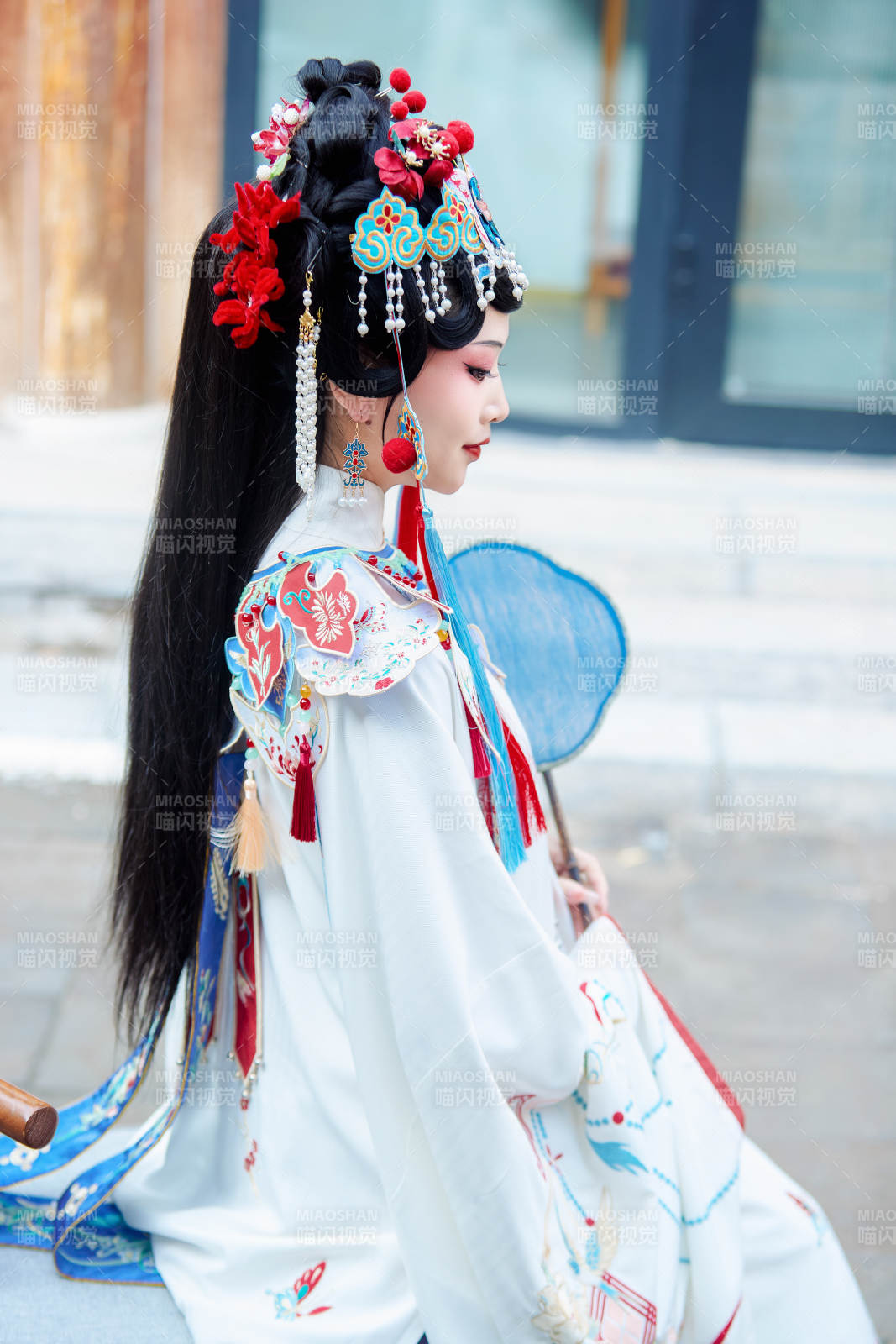 身穿國(guó)潮戲曲服飾進(jìn)行表演的中國(guó)美女