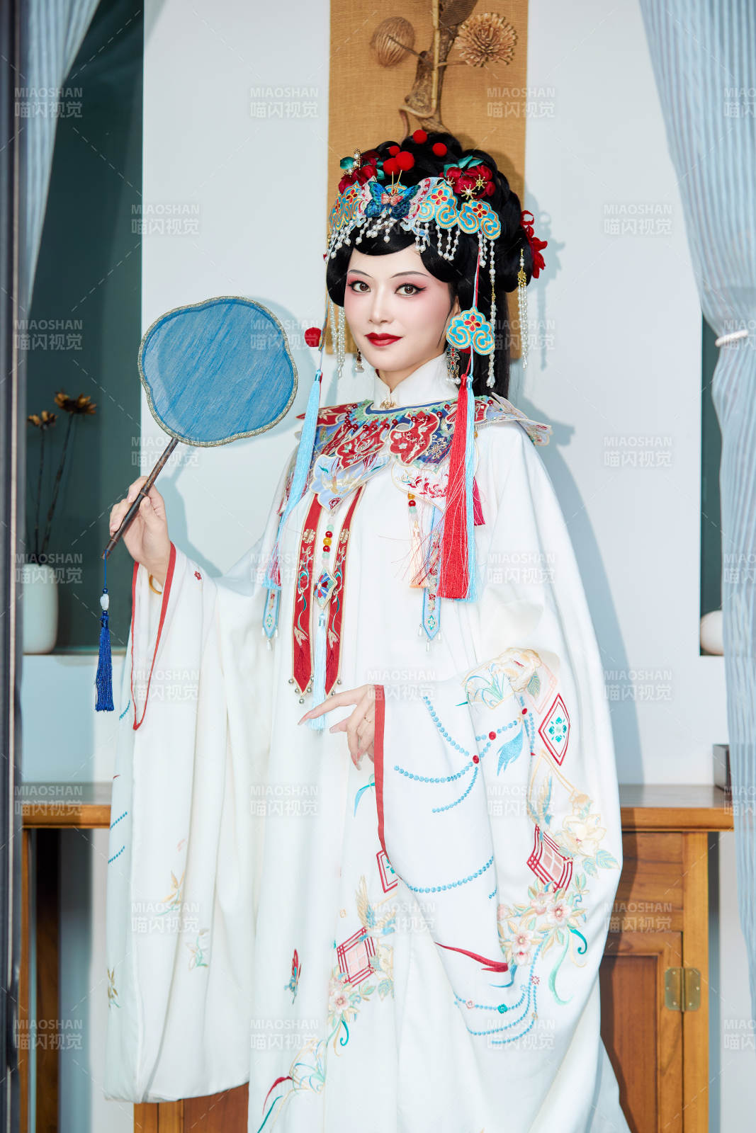 身穿國潮戲曲服飾進行表演的中國美女