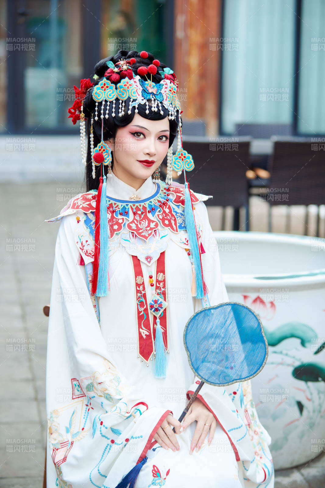 身穿國潮戲曲服飾進(jìn)行表演的中國美女