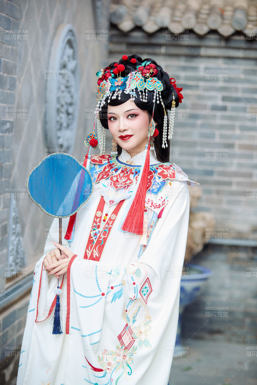 身穿國潮戲曲服飾進行表演的中國美女