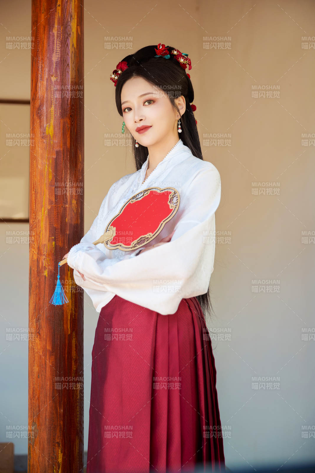 穿著中國漢族服飾馬面裙的東方女性