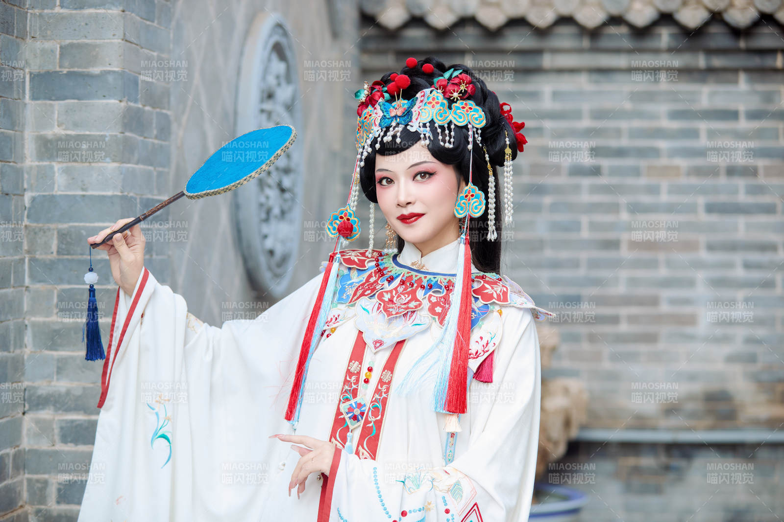 身穿國潮戲曲服飾進行表演的中國美女