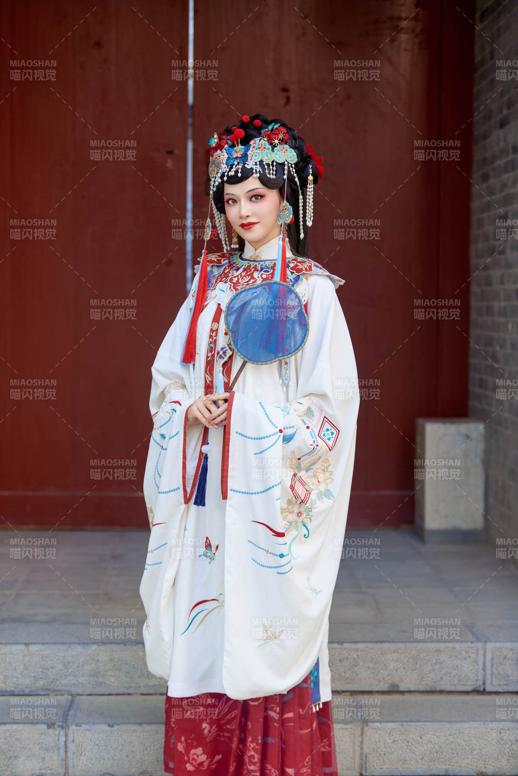 國潮戲曲服飾妝容手持油紙傘的中國美女