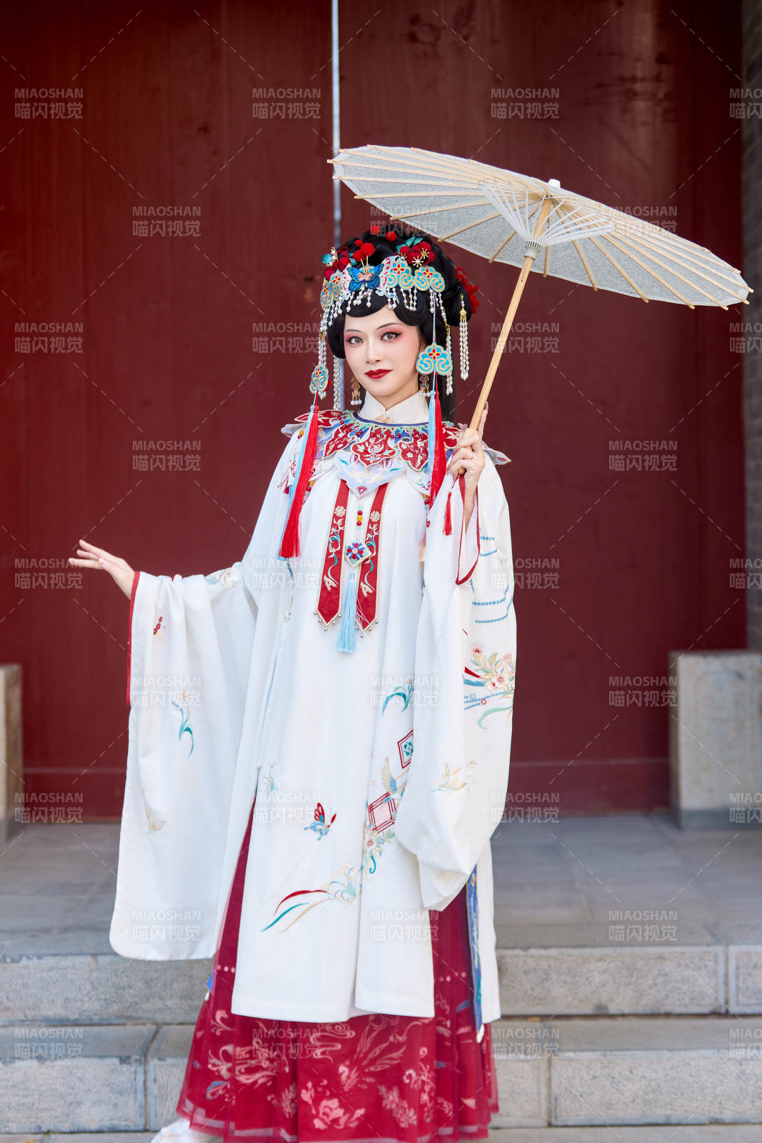 國潮戲曲服飾妝容手持油紙傘的中國美女