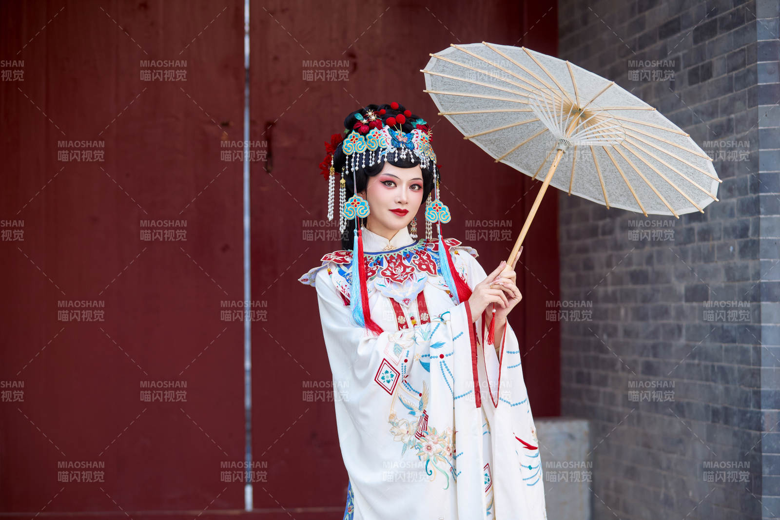 國潮戲曲服飾妝容手持油紙傘的中國美女