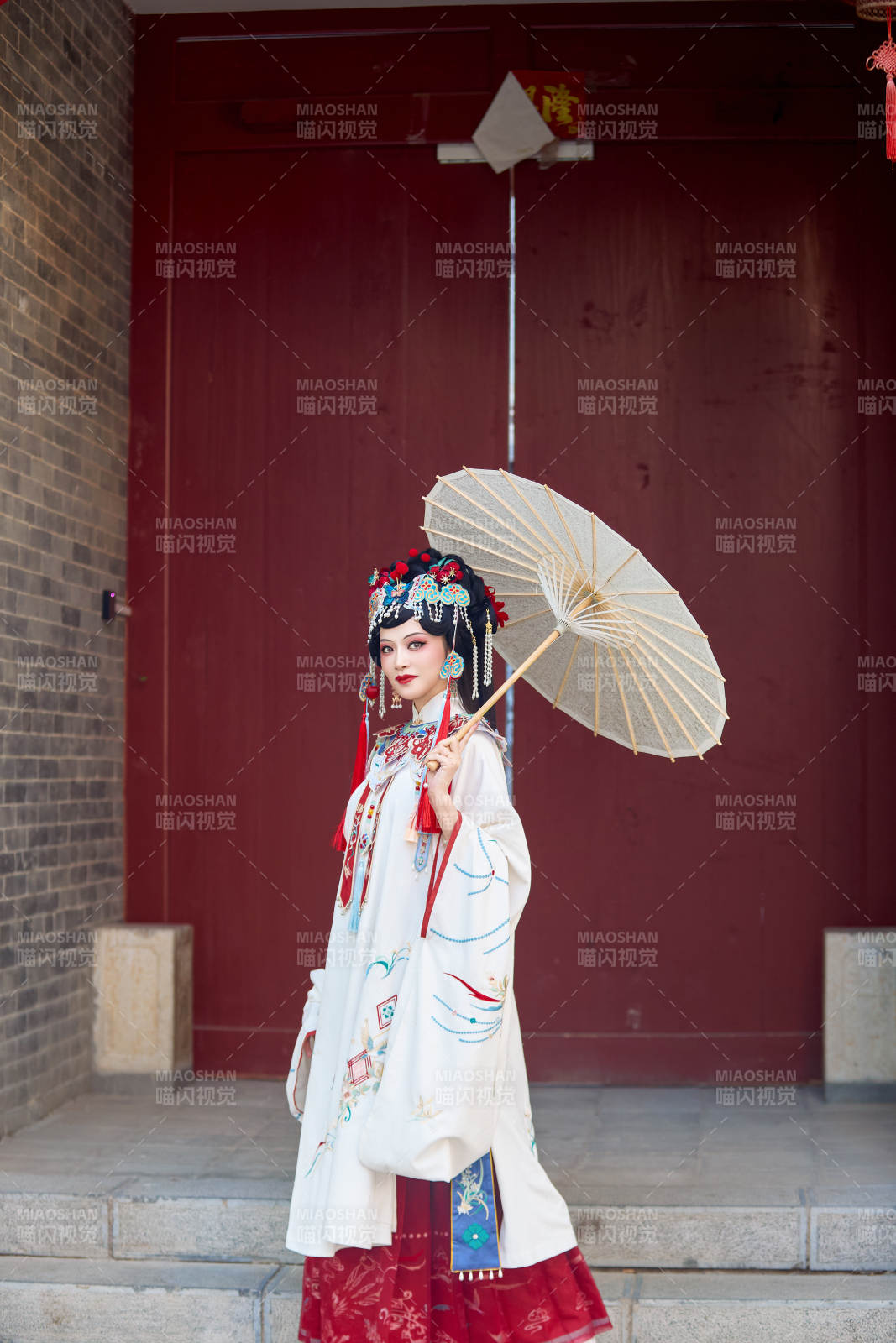 國潮戲曲服飾妝容手持油紙傘的中國美女