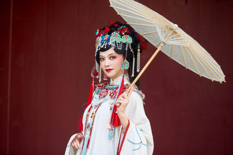 国潮戏曲服饰妆容手持油纸伞的中国美女