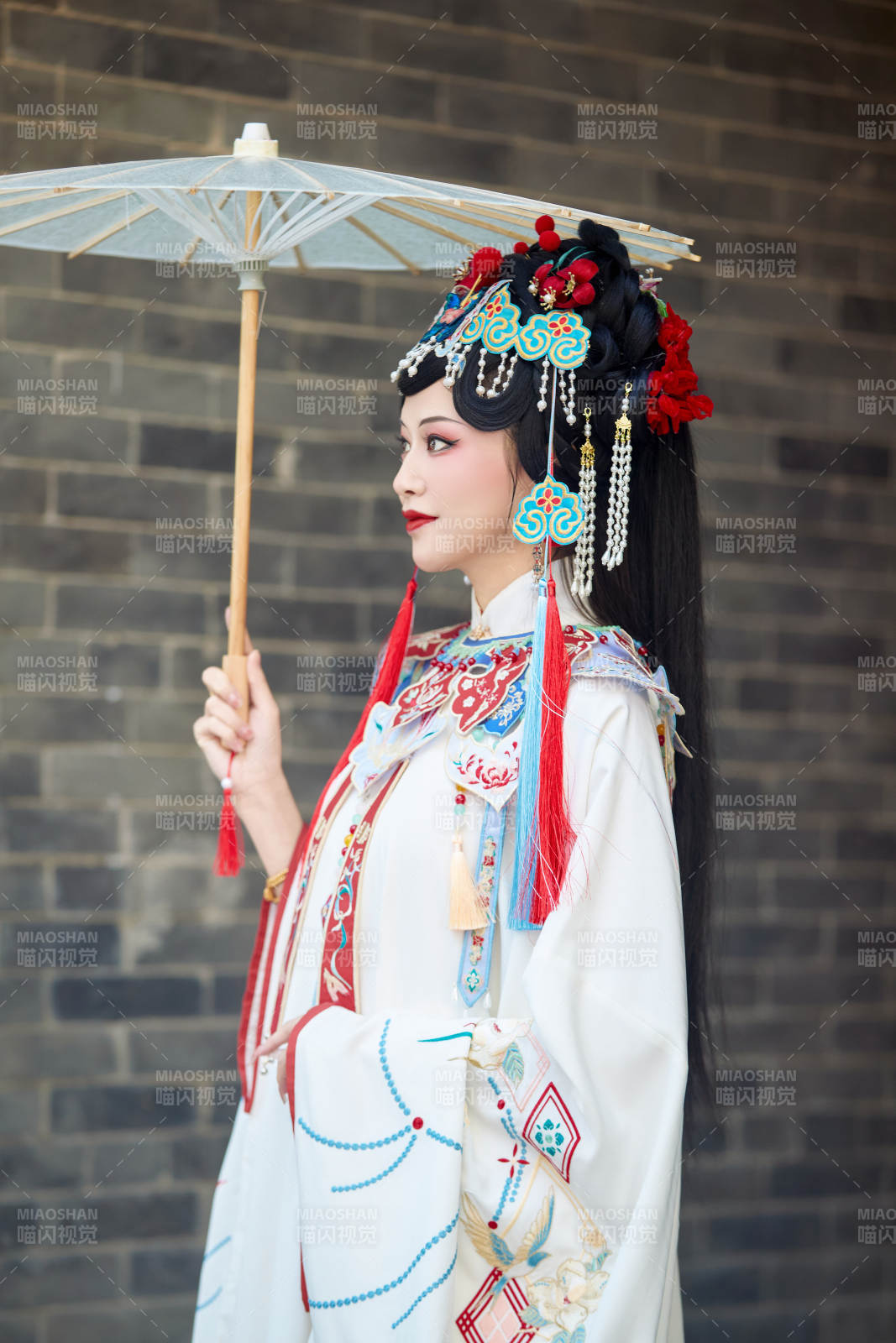 国潮戏曲服饰妆容手持油纸伞的中国美女