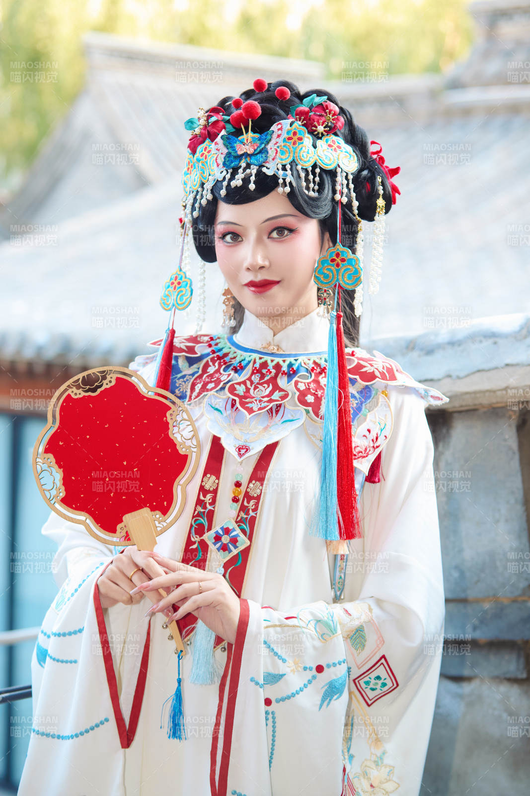 身穿戲曲服飾妝容手持工藝扇的中國美女