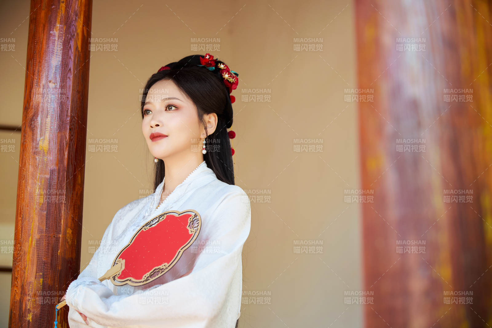 穿著中國漢族服飾馬面裙的東方女性