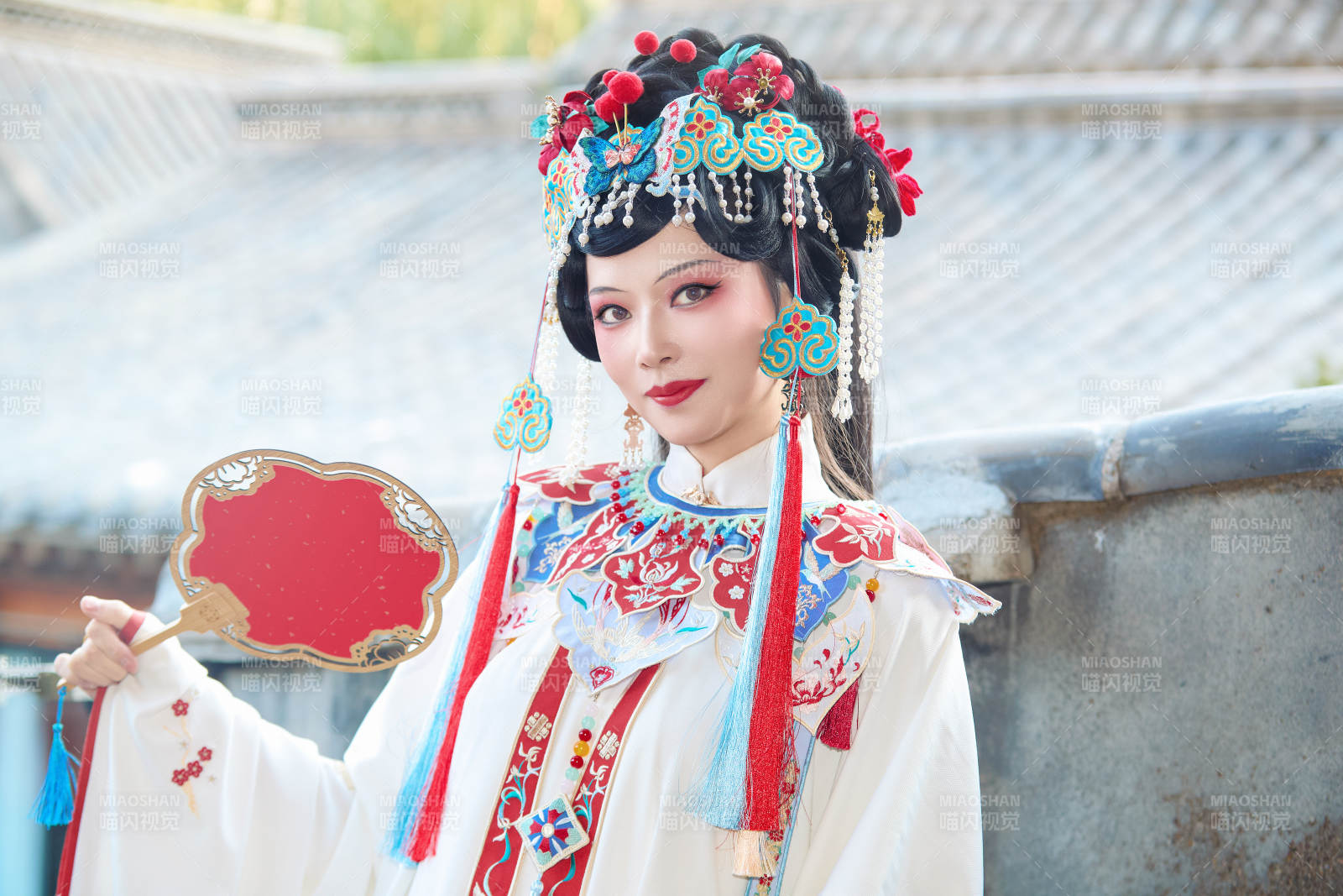 身穿戲曲服飾妝容手持工藝扇的中國美女