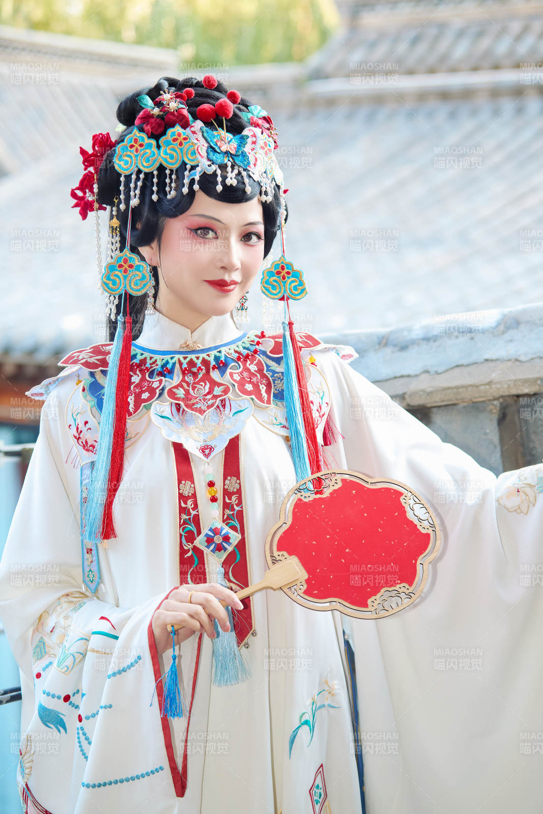 身穿戲曲服飾妝容手持工藝扇的中國美女