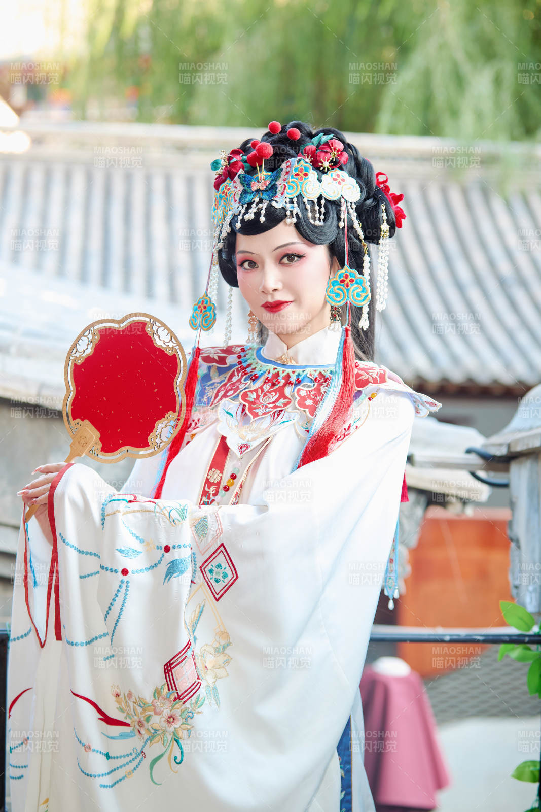 身穿戏曲服饰妆容手持工艺扇的中国美女