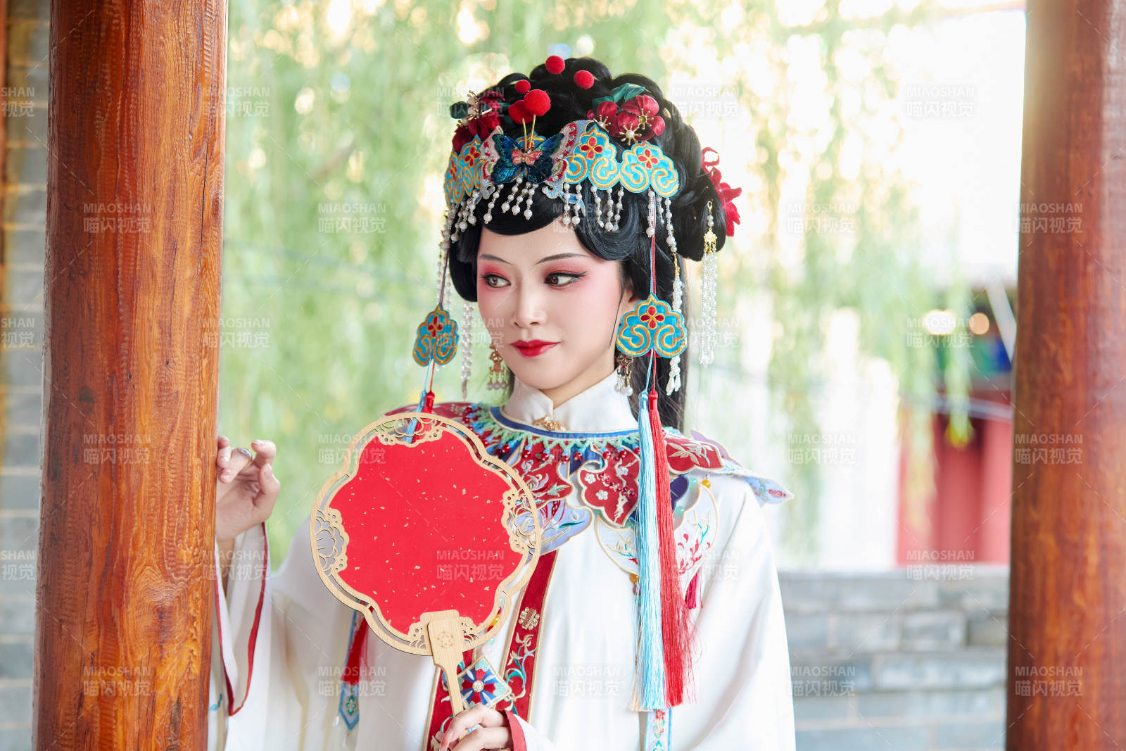 身穿戲曲服飾妝容手持工藝扇的中國美女