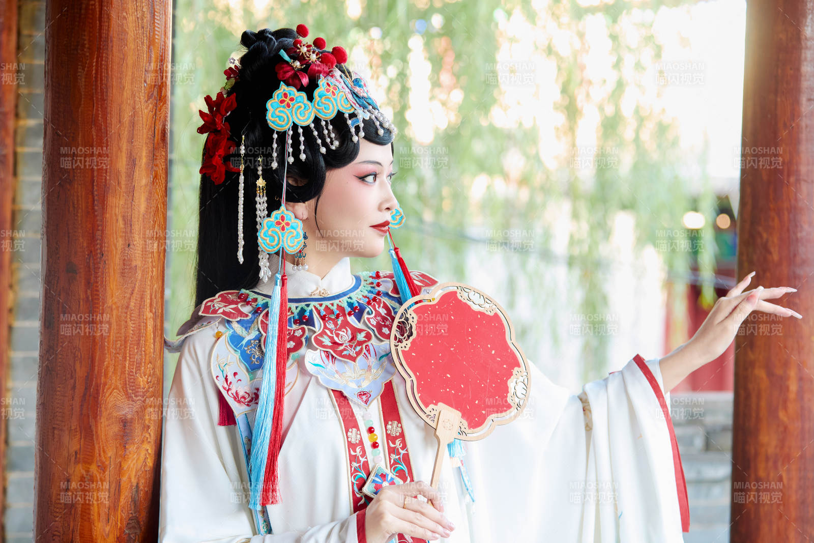 身穿戏曲服饰妆容手持工艺扇的中国美女