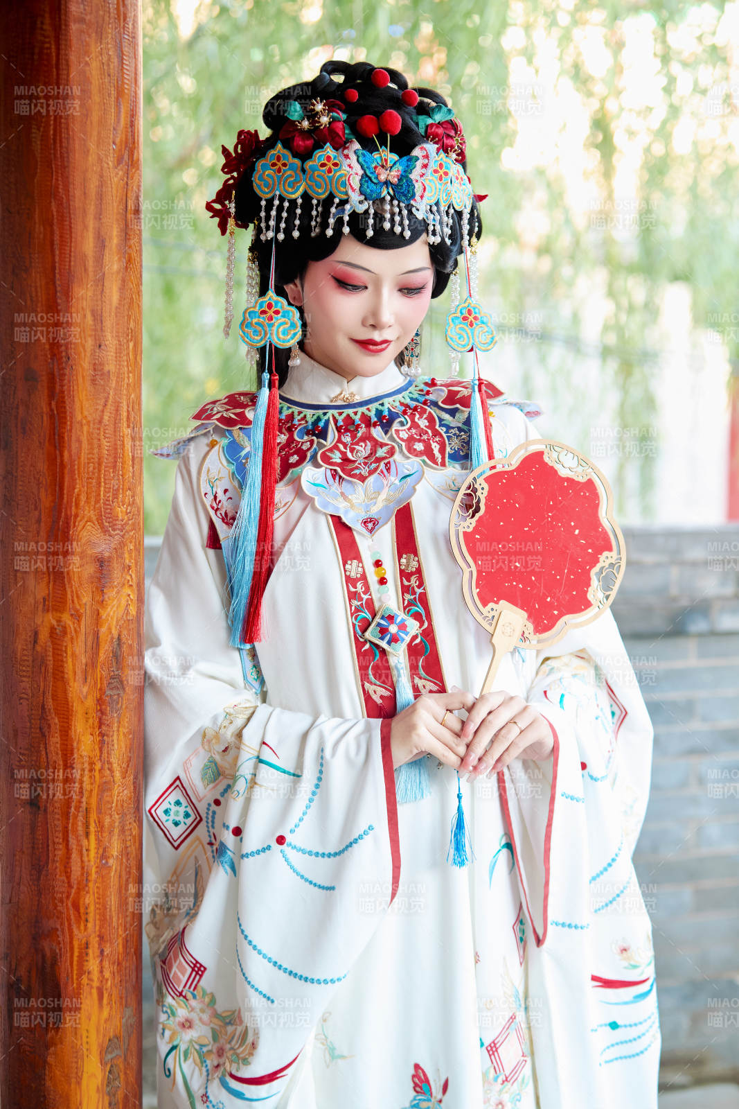 身穿戲曲服飾妝容手持工藝扇的中國美女