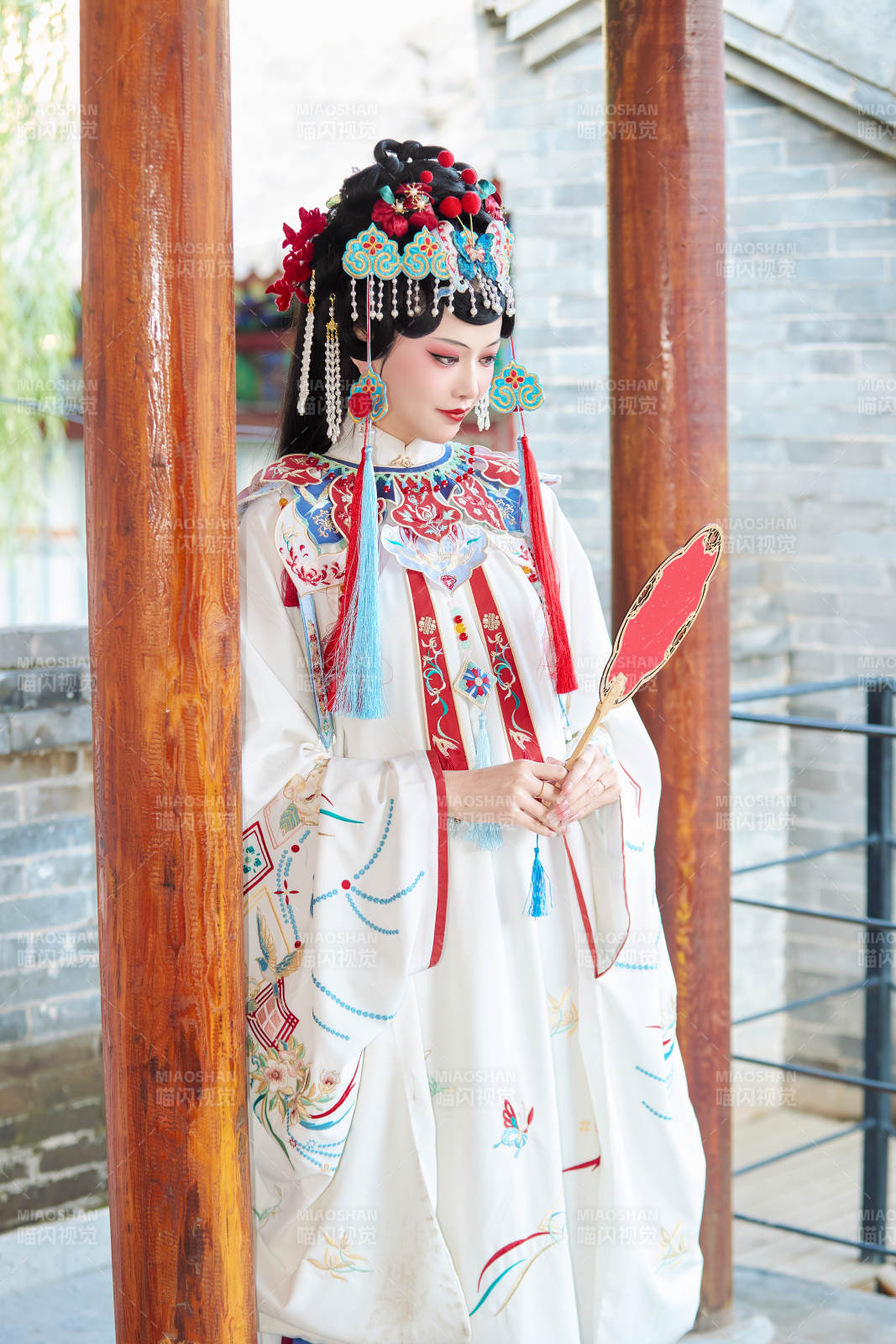 身穿戲曲服飾妝容手持工藝扇的中國美女