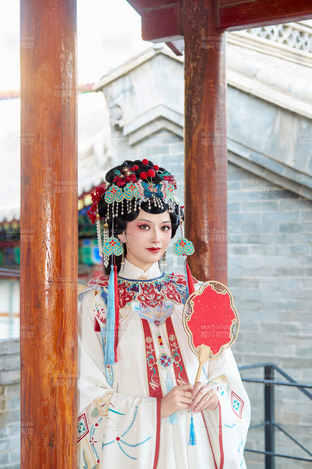 身穿戲曲服飾妝容手持工藝扇的中國美女