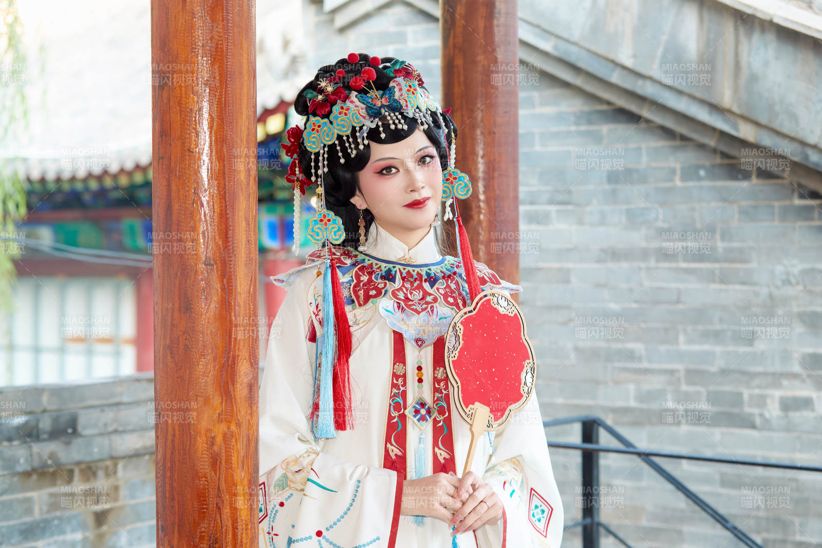 身穿戲曲服飾妝容手持工藝扇的中國美女