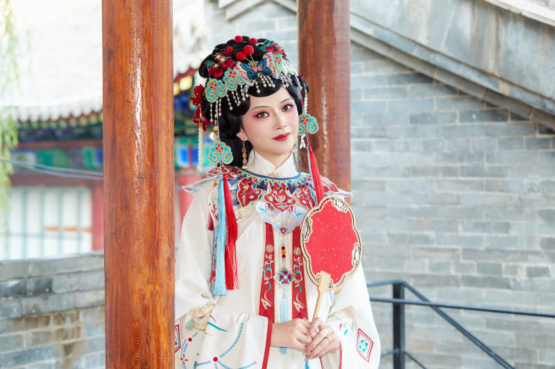 身穿戏曲服饰妆容手持工艺扇的中国美女