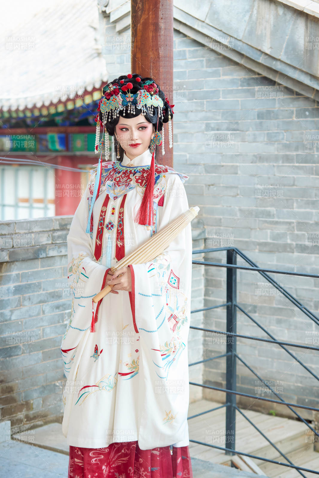 國潮戲曲服飾妝容手持油紙傘的中國美女