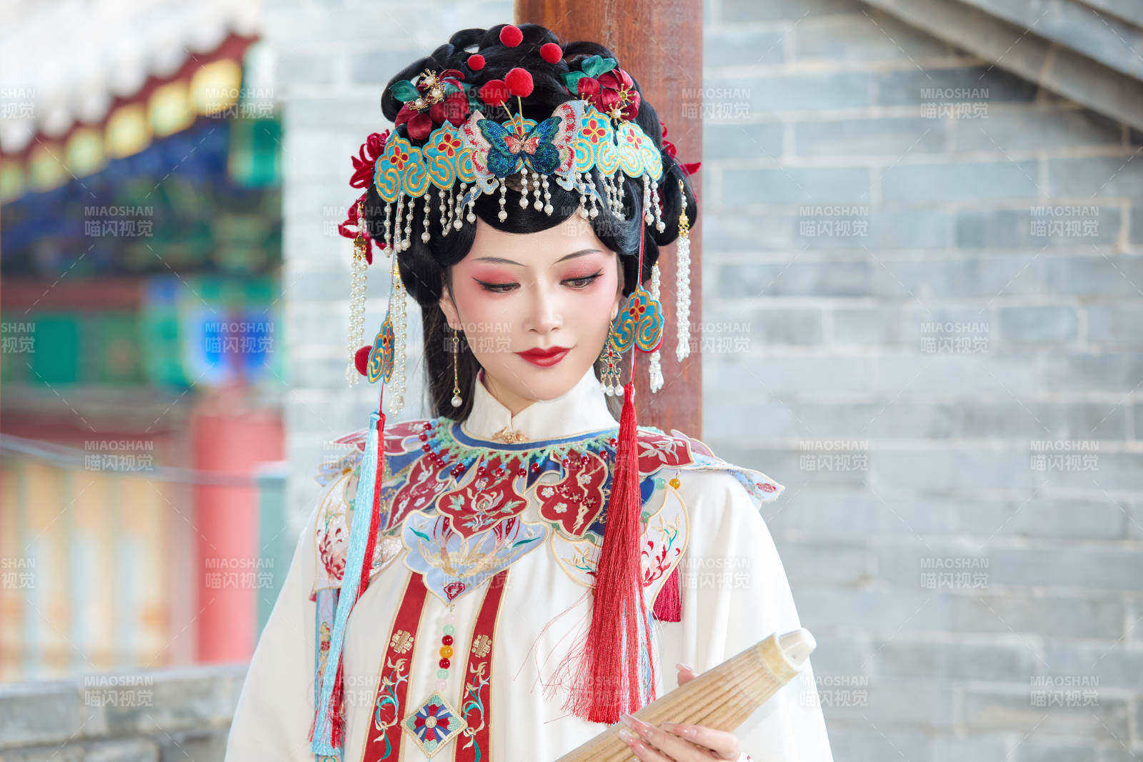 國潮戲曲服飾妝容手持油紙傘的中國美女