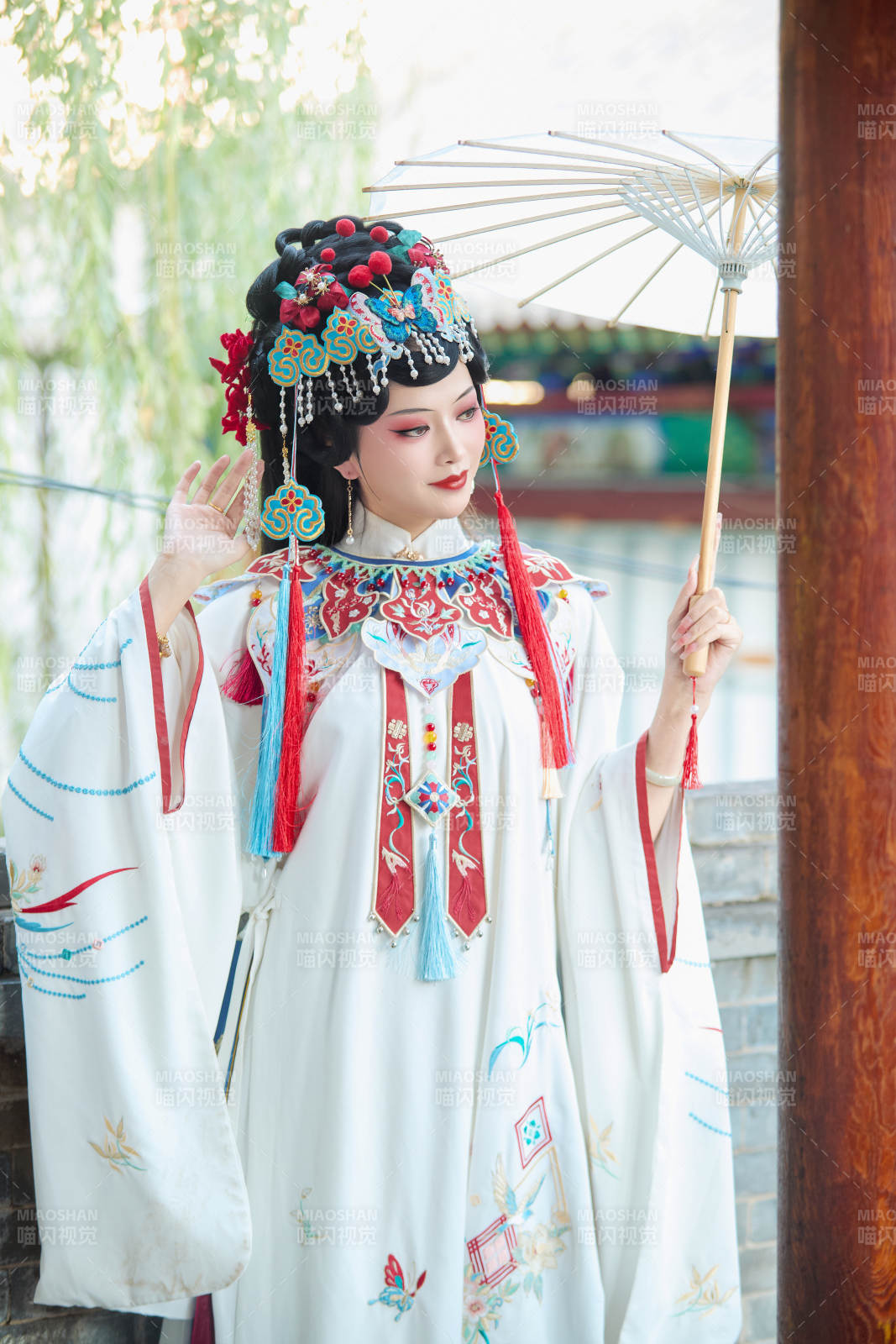 國潮戲曲服飾妝容手持油紙傘的中國美女